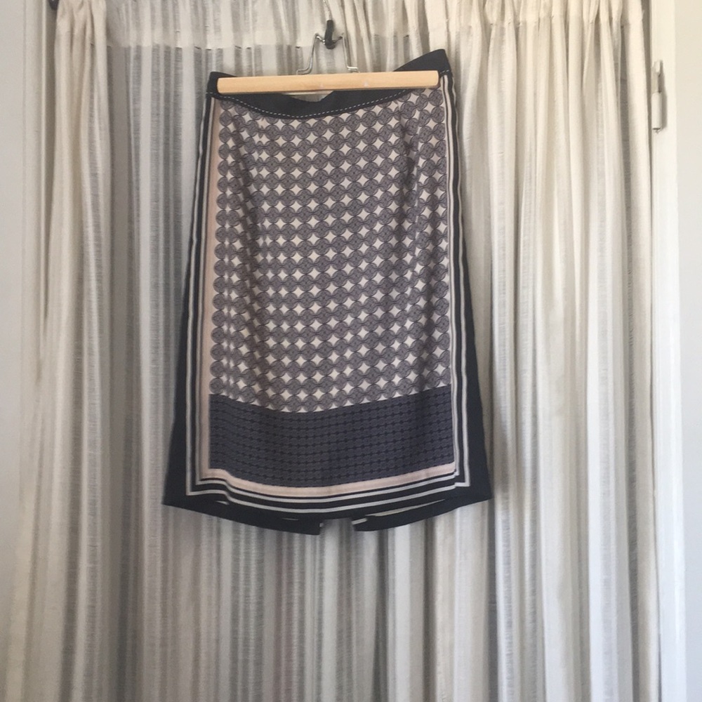 Ann Taylor knee length patterned skirt size 0